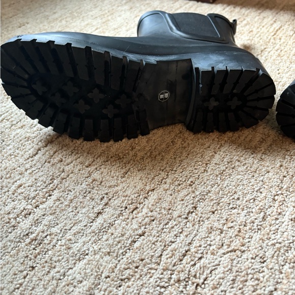 Like new Lucky Brand Chelsea boots - sz9 - Picture 7 of 8